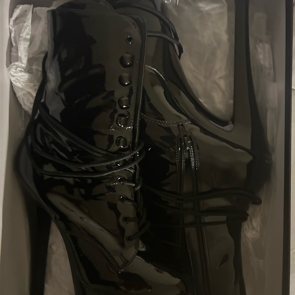 Black pleaser heel